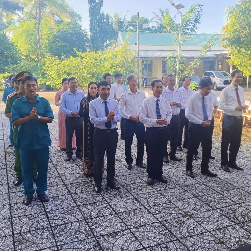 Đoàn Đại Biểu Đại Hội Đảng Bộ Xã Tân Hội Tri Ân Anh Hùng Liệt Sĩ Trước Thềm Đại Hội