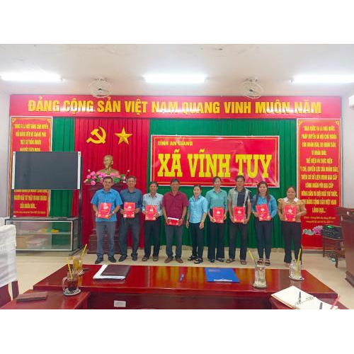 ỦY BAN MTTQ VIỆT NAM XÃ VĨNH TUY TỔ CHỨC LỄ TRAO QUYẾT ĐỊNH PHÂN CÔNG NHIỆM VỤ ĐỐI VỚI CÔNG CHỨC, NGƯỜI HOẠT ĐỘNG KHÔNG CHUYÊN TRÁCH VÀ BAN CÔNG TÁC MẶT TRẬN ẤP