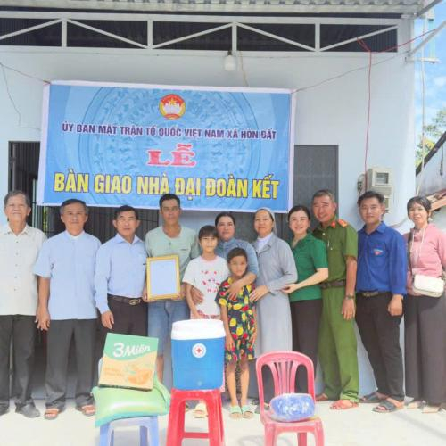 Hòn Đất Bàn Giao 4 Căn Nhà Đại Đoàn Kết, Trao 50 Phần Quà Ý Nghĩa